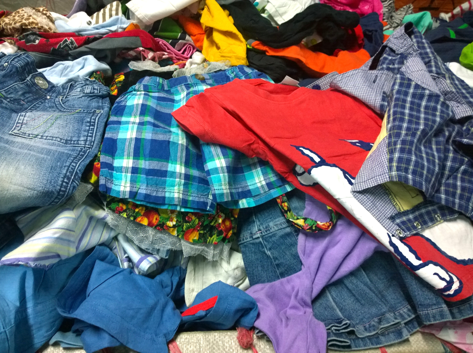 欧盟委员会新闻稿配图:一堆未售出的服装