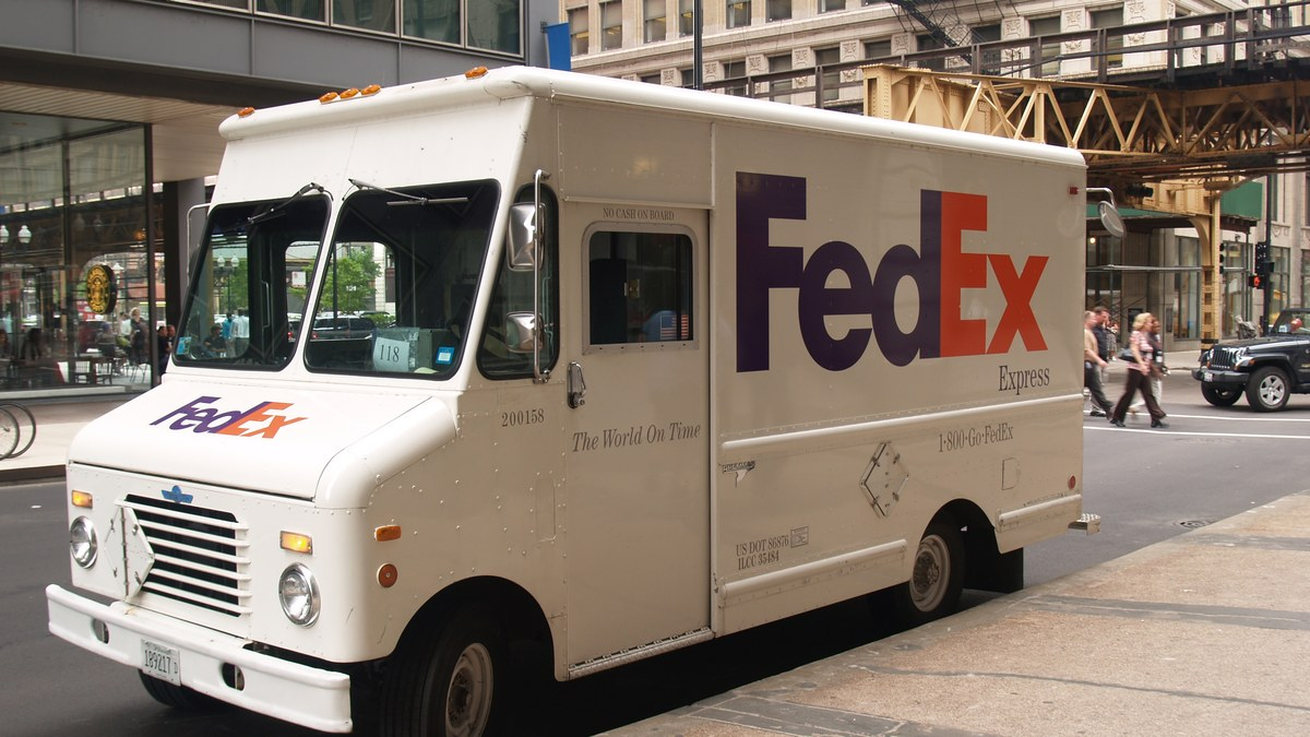 美国芝加哥街头的FedEx快递货车，用于说明FedEx美国包裹业务的派送场景