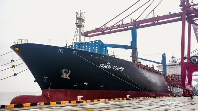执行首航的迪拜塔轮靠泊宁波舟山港装船，船身可见 DUBAI TOWER 字样