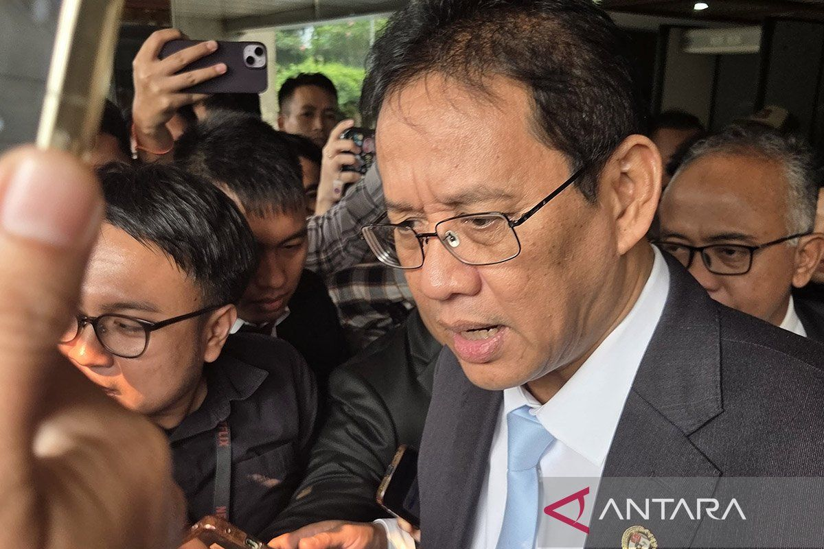 印尼财长普尔巴亚在雅加达参议院大厦被记者围访