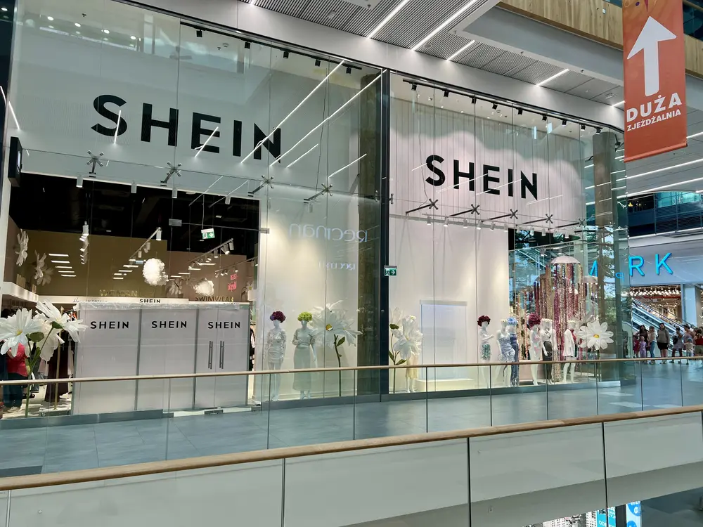 法国对 SHEIN 等超快时尚平台开征环境税，线下门店同样承压
