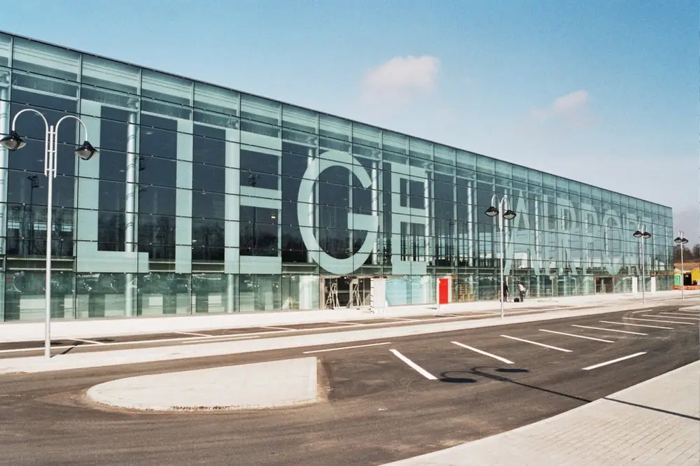 列日机场航站楼,玻璃幕墙上印着 LIEGE AIRPORT 字样