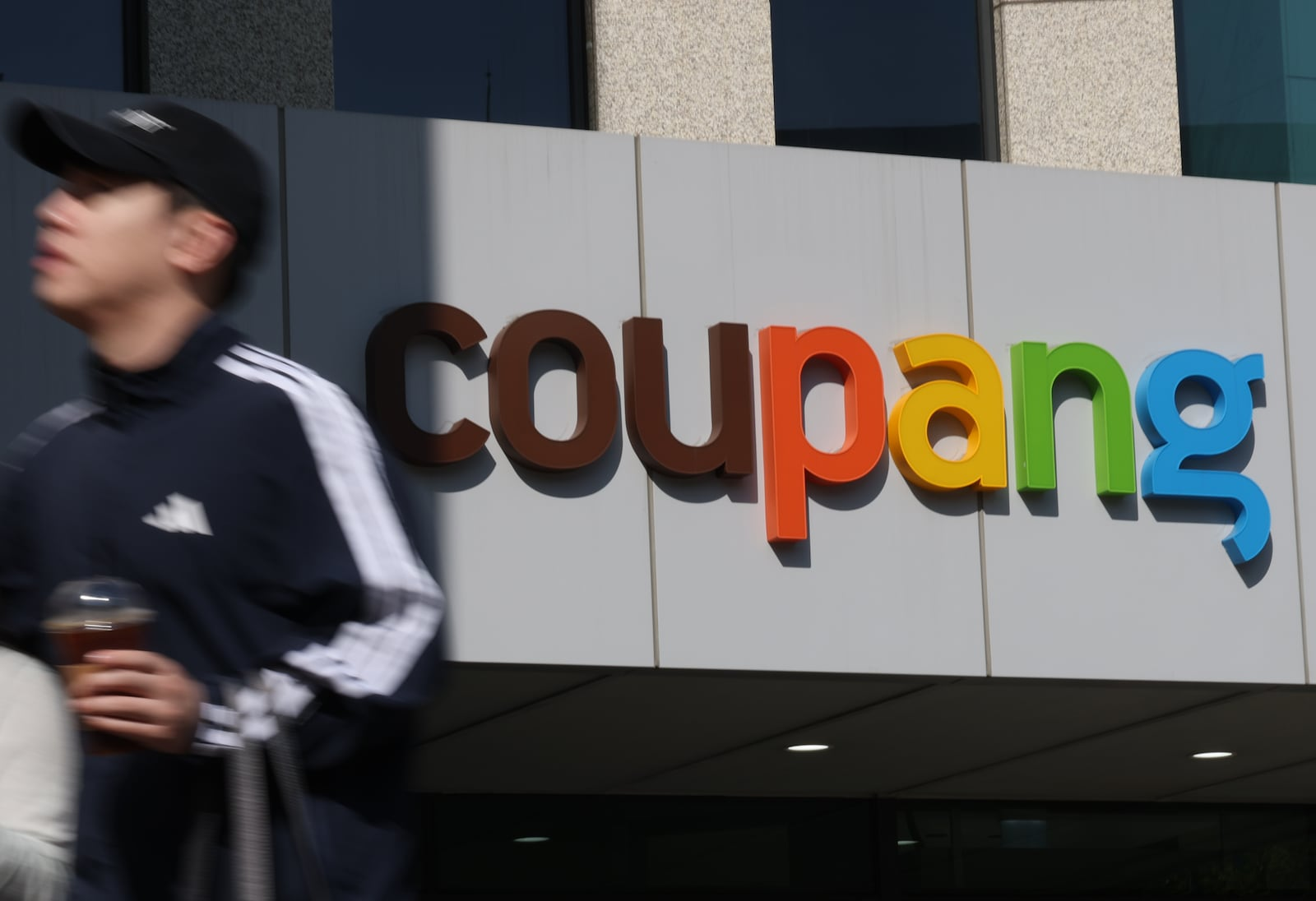 报道配图:Coupang 门店内的平台标识墙