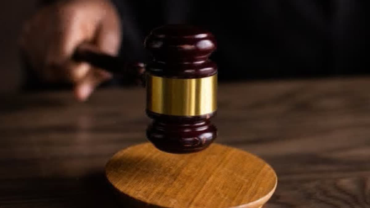 报道配图:印度中央消费者保护局(CCPA)针对电商平台违规上架受管制爆炸物的执法行动示意,画面含 CCPA 标识与 IndiaMART、Justdial 平台页面